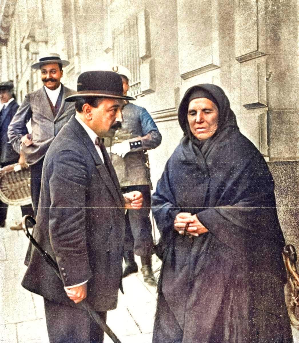 La pescadera Paulina Polidura, muy popular en Santander en Madrid para dar el pésame á SS. MM. por la muerte de la infanta María Teresa